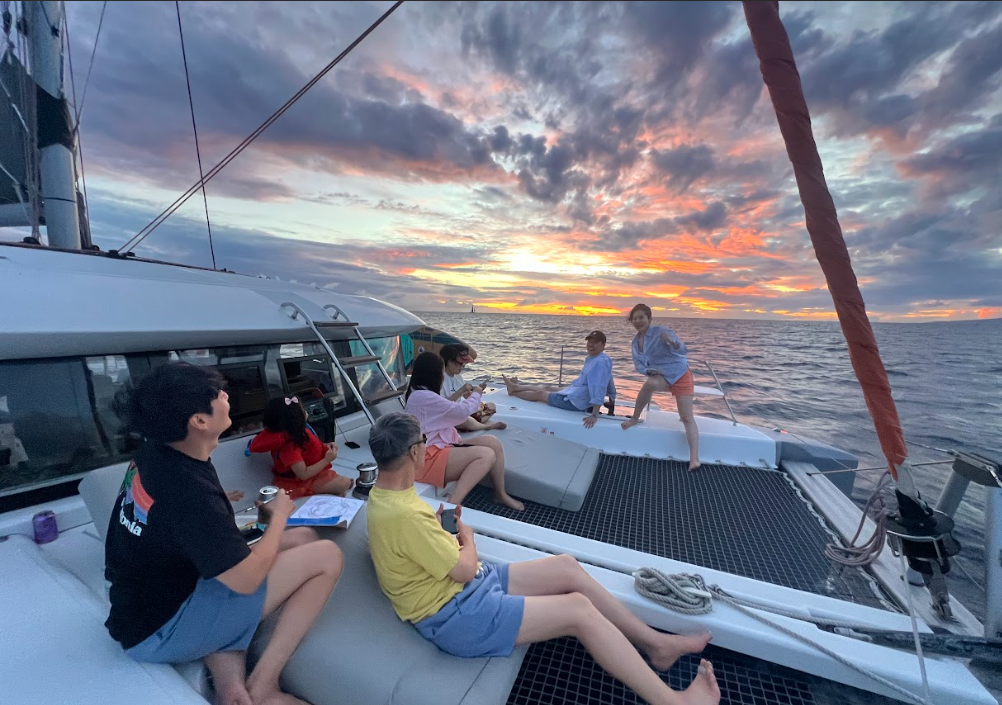 Why December Is the Best Month to Book a Private Catamaran Charter in Oahu